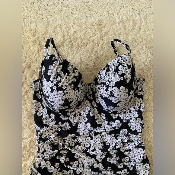 Plus Size 24W Mazu Swim Floral One Piece Swimsuit - Picture 3 of 11